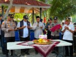 Jajaran Polda Metro Jaya bersama tokoh masyarakat dan unsur pemerintah memanjatkan doa sebelum pemotongan tumpeng pada peringatan HUT Bhayangkara ke-80 di Pulau Kelapa, Kepulauan Seribu, Rabu (1/7/2026).