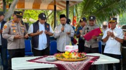Jajaran Polda Metro Jaya bersama tokoh masyarakat dan unsur pemerintah memanjatkan doa sebelum pemotongan tumpeng pada peringatan HUT Bhayangkara ke-80 di Pulau Kelapa, Kepulauan Seribu, Rabu (1/7/2026).