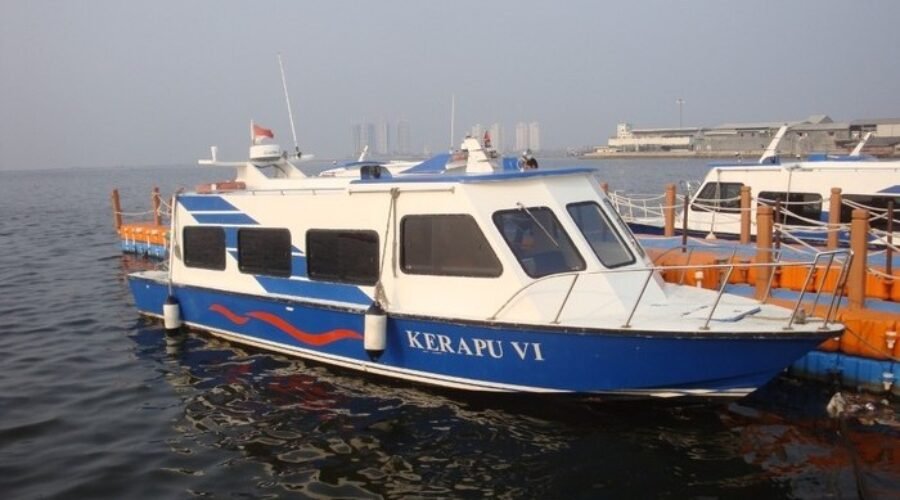 Kapal feeder Kerapu VI yang melayani transportasi antarpulau di Kepulauan Seribu.