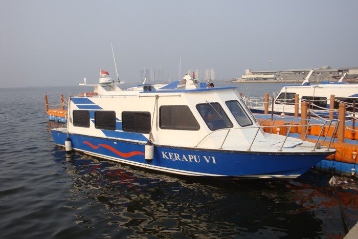 Kapal feeder Kerapu VI yang melayani transportasi antarpulau di Kepulauan Seribu.