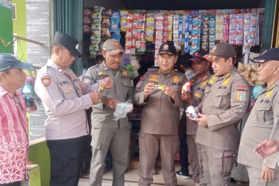 Satpol PP Lakukan Penertiban Makanan Kadaluarsa di Pulau Kelapa