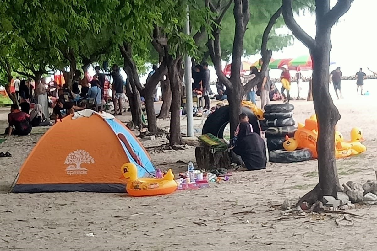 Pelaku Usaha Wisata dan Wisatawan di Pulau Untung Jawa Jaga Kebersihan