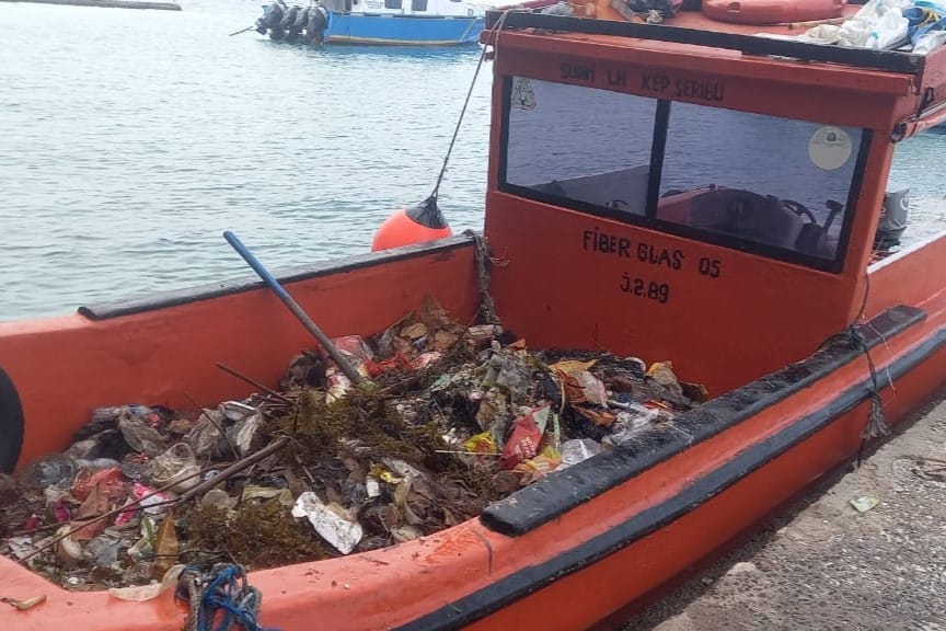 25 Petugas Sudin LH Bersihkan Sampah di Pantai dan Laut Pulau Pramuka