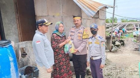 Jumat Berkah, Polres Kepulauan Seribu Bagikan Sembako untuk Warga Kurang Mampu