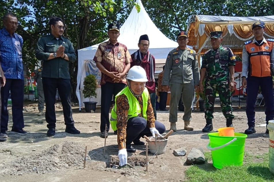 Plt Bupati Kepulauan Seribu, Muhammad Fadjar Churniawan, secara resmi melaksanakan ground breaking pembangunan RTH Taman Batik Pinisi di Pulau Untung Jawa, Kepulauan Seribu Selatan, Kamis (27/02/2025).
