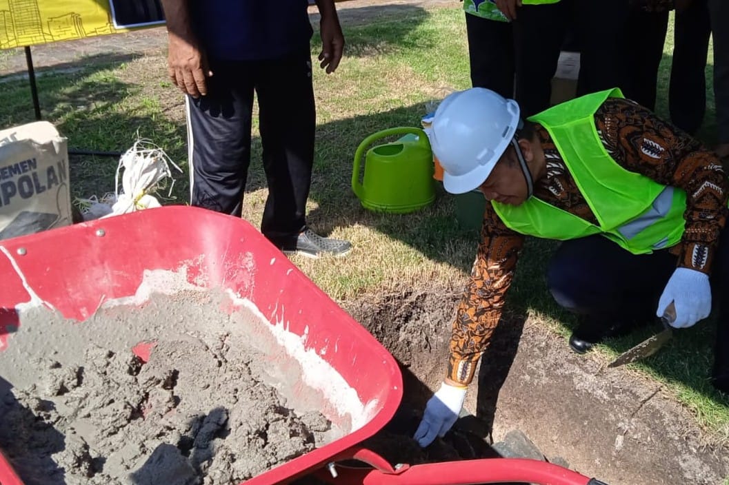 Plt Bupati Kepulauan Seribu, Muhammad Fadjar Churniawan, melaksanakan ground breaking pembangunan Taman Pemakaman Umum (TPU) Pulau Lancang, Kelurahan Pulau Pari, Kecamatan Kepulauan Seribu Selatan, Kamis (27/02/2025).