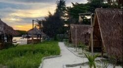 Sensasi Menginap di Cottage Bambu di Pinggir Pantai Kelapa Beach Café