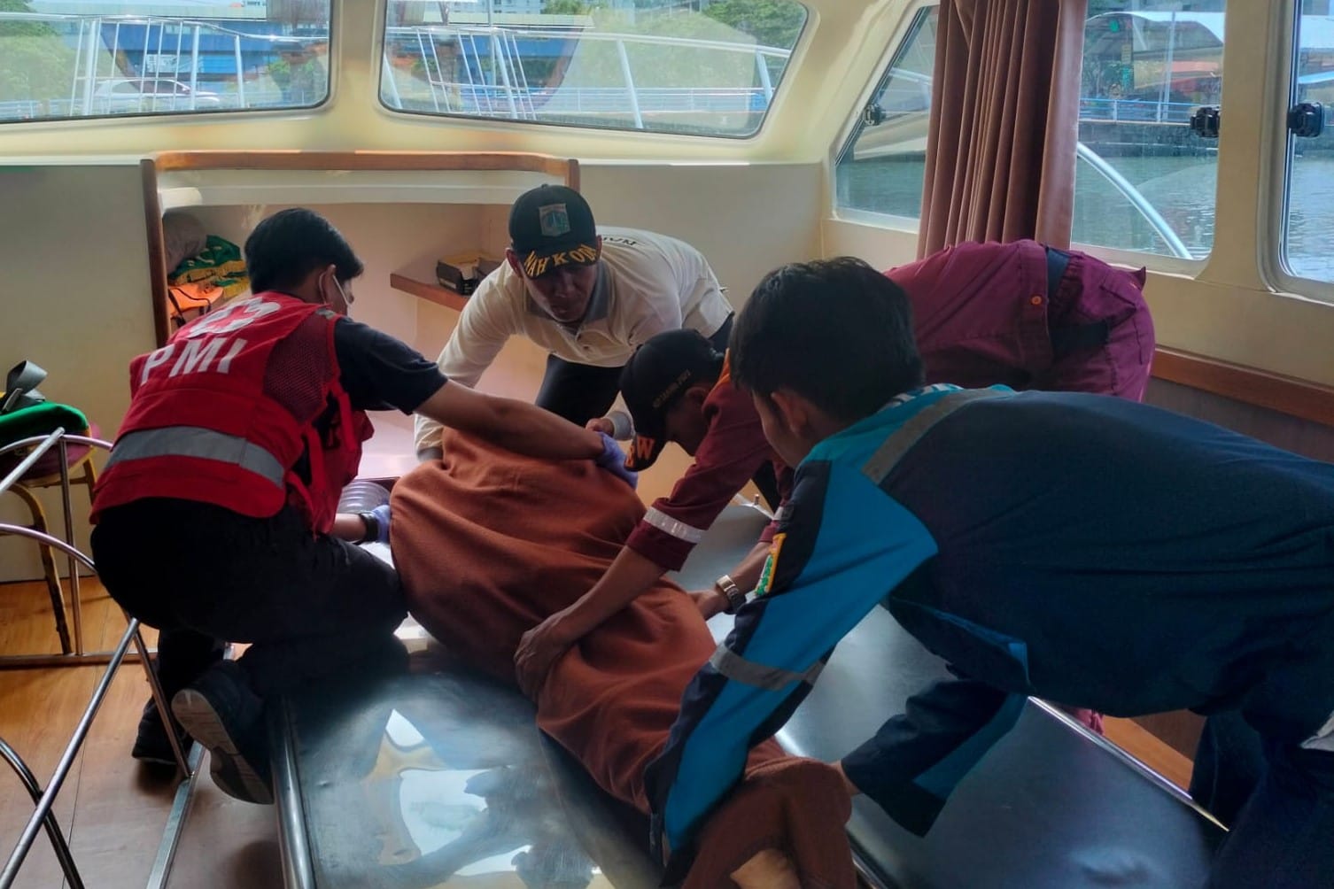 Palang Merah Indonesia (PMI) Kepulauan Seribu membantu mengantar jenazah warga Pulau Tidung, Almarhum Rameli, yang beralamat di RT 004 RW 01 Kelurahan Pulau Tidung, Kepulauan Seribu Selatan.