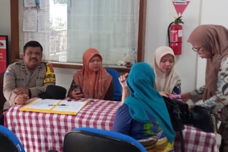 Bhabinkamtibmas Pulau Harapan, Polres Kepulauan Seribu, Aipda Sidik melaksanakan kegiatan sambang bersama Ibu-Ibu PKK di Pulau Harapan pada Rabu (26/02/2025).