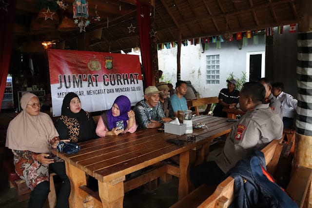 Kapolres Kepulauan Seribu, AKBP Ajie Lukman Hidayat, S.I.K., M.H., melaksanakan kegiatan Jumat Curhat di wilayah hukum Polres Kepulauan Seribu. Kegiatan ini berlangsung di Pulau Sabira, Kepulauan Seribu Utara, pada Jumat (28/02/2025).