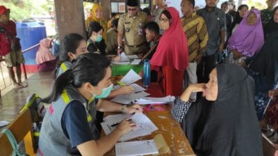 Warga Kelurahan Pulau Kelapa menerima pelayanan kesehatan gratis dari tim Rumah Sakit Apung (RSA) Dr. Lee Darmawan 3 Putra Tomia. Foto: Sobir Tamami