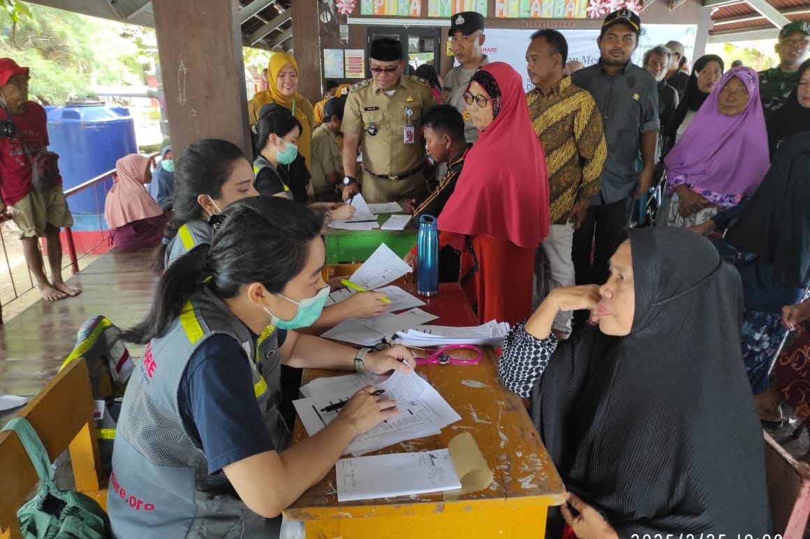 Warga Kelurahan Pulau Kelapa menerima pelayanan kesehatan gratis dari tim Rumah Sakit Apung (RSA) Dr. Lee Darmawan 3 Putra Tomia. Foto: Sobir Tamami