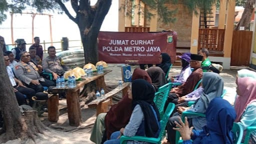 Kapolres Kepulauan Seribu menggelar Jumat Curhat di Pulau Pari, Jum'at (14/2/2025).