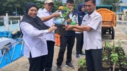 Suku Dinas Ketahanan Pangan, Kelautan, dan Pertanian (Sudin KPKP) Kepulauan Seribu mendistribusikan tiga ratus pot bibit cabai ke enam kelurahan.