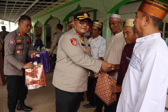 Kapolres Kepulauan Seribu, AKBP Ajie Lukman Hidayat, S.I.K., M.H., menyerahkan bantuan sosial berupa bingkisan dan alat kebersihan kepada pengurus Masjid Jami Nurul Bahri di Pulau Sabira.