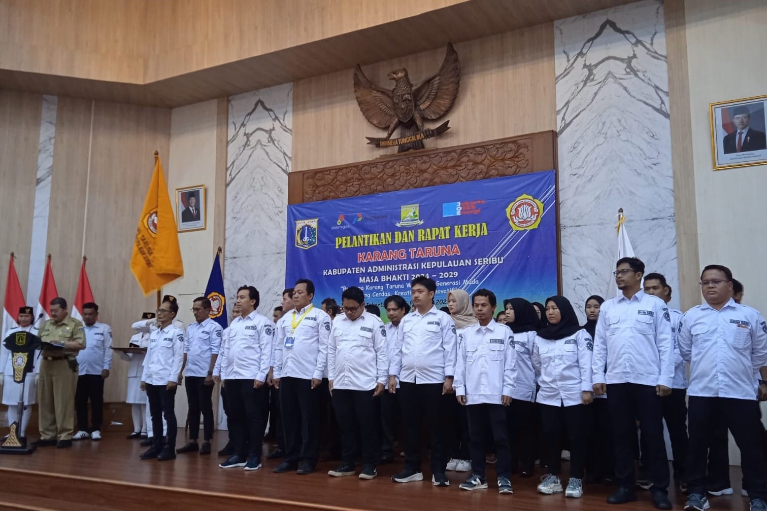 Pengukuhkan pengurus Karang Taruna Kabupaten Kepulauan Seribu periode 2024-2029 dalam acara yang berlangsung di Ruang Penyu, Gedung Mitra Praja, Jakarta, Senin (24/02/2025).