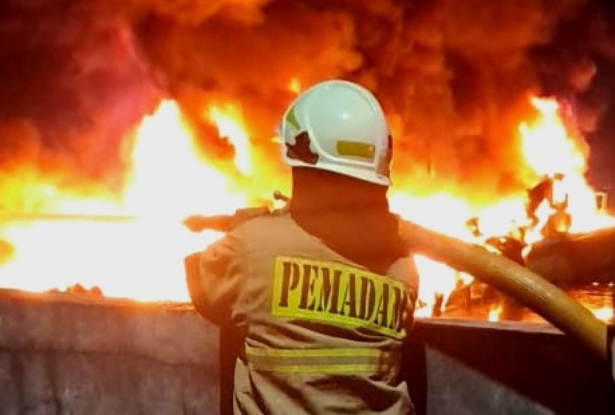 Proses Pemadaman 2 Kapal terbakar di dermaga Ancol. (Foto: Ilustrasi)