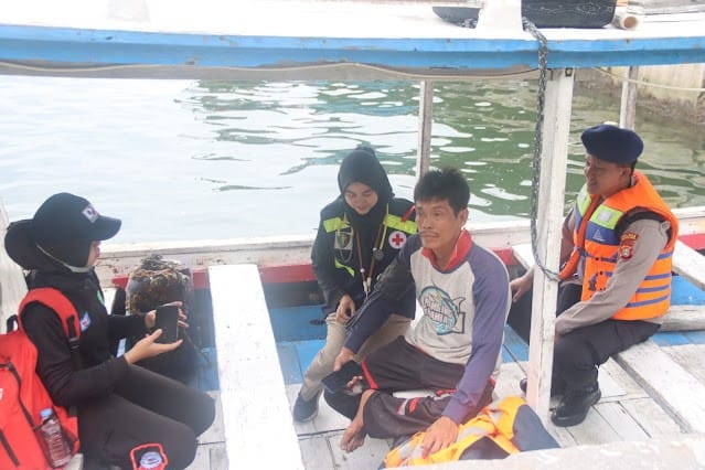 Satpolairud Polres Kepulauan Seribu bersama Sidokkes Polres Kepulauan Seribu mengadakan program pemeriksaan kesehatan keliling bagi para nelayan dan penjaga pulau di wilayah Kepulauan Seribu, Senin (24/02/2025).