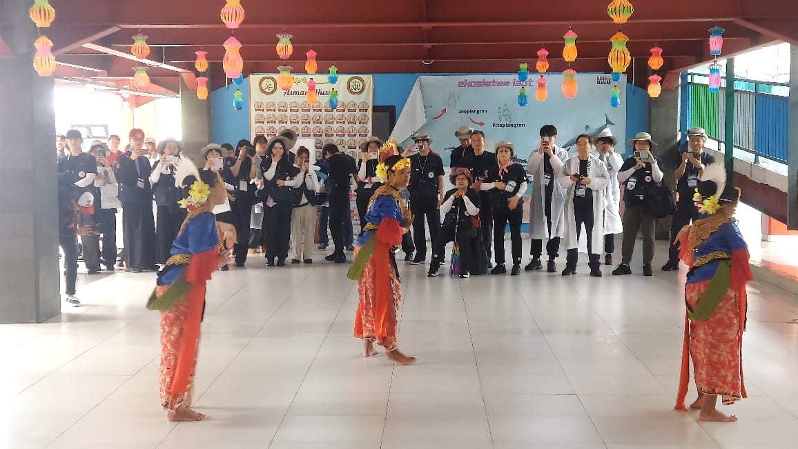 Relawan dari Palang Merah Korea (Korean Red Cross) mengadakan kunjungan selama tiga hari ke Pulau Untung Jawa, Kepulauan Seribu.