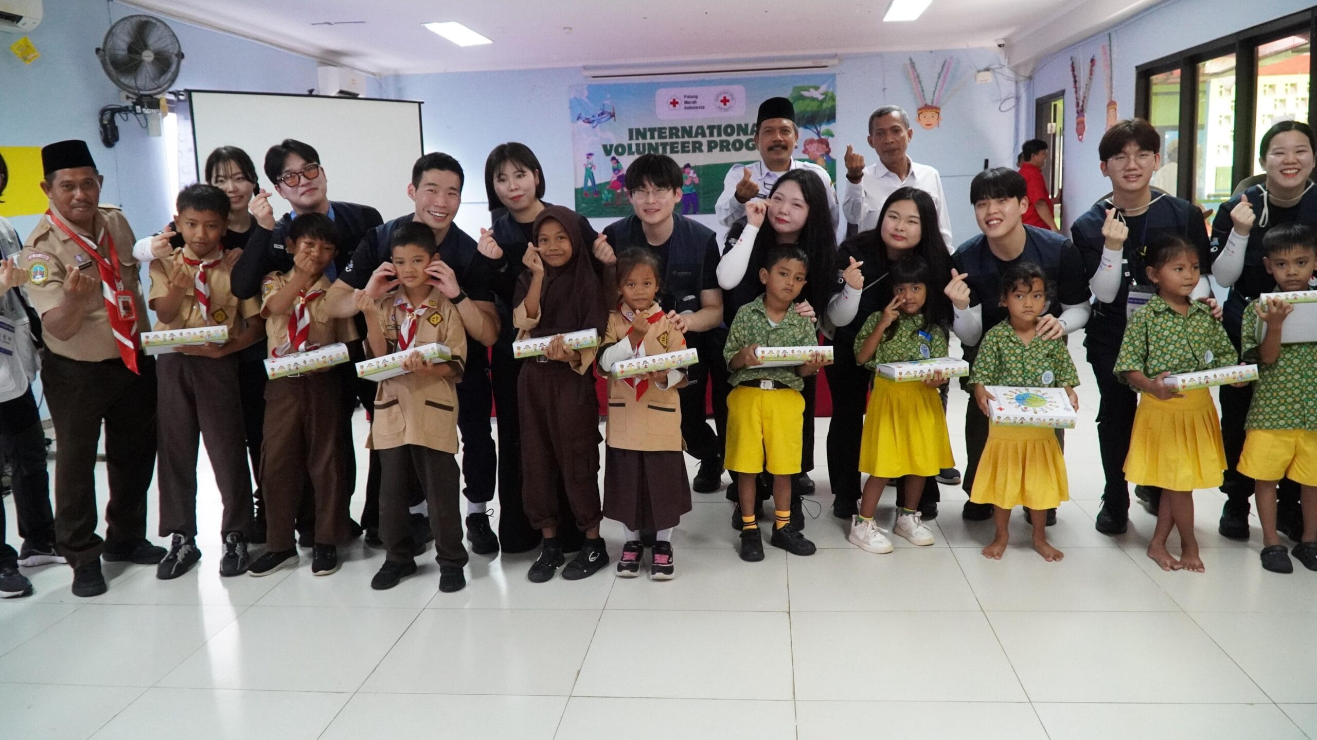 Relawan dari Palang Merah Korea (Korean Red Cross) mengadakan kunjungan selama tiga hari ke Pulau Untung Jawa, Kepulauan Seribu.