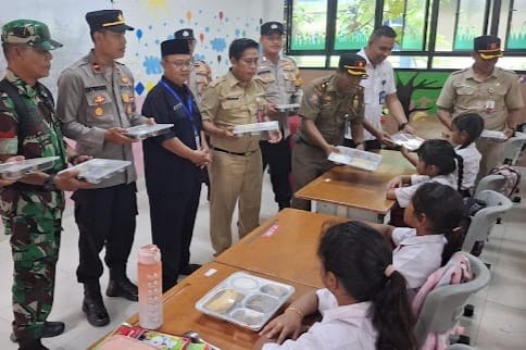 Satuan Pelayanan Pemenuhan Gizi (SPPG) Kepulauan Seribu membagikan makanan siang bergizi kepada siswa di Pulau Pramuka
