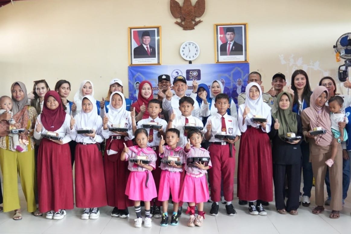 Ikatan Wanita Pengusaha Indonesia (IWAPI) Kepulauan Seribu merayakan Hari Ulang Tahun (HUT) ke-50 dengan membagikan Makanan Bergizi Gratis (MBG)
