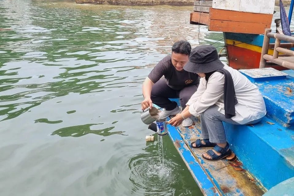 Pengambilan air laut sebagai Sampel penelitian mikroplastik. Foto: Antaranews.com/Ist