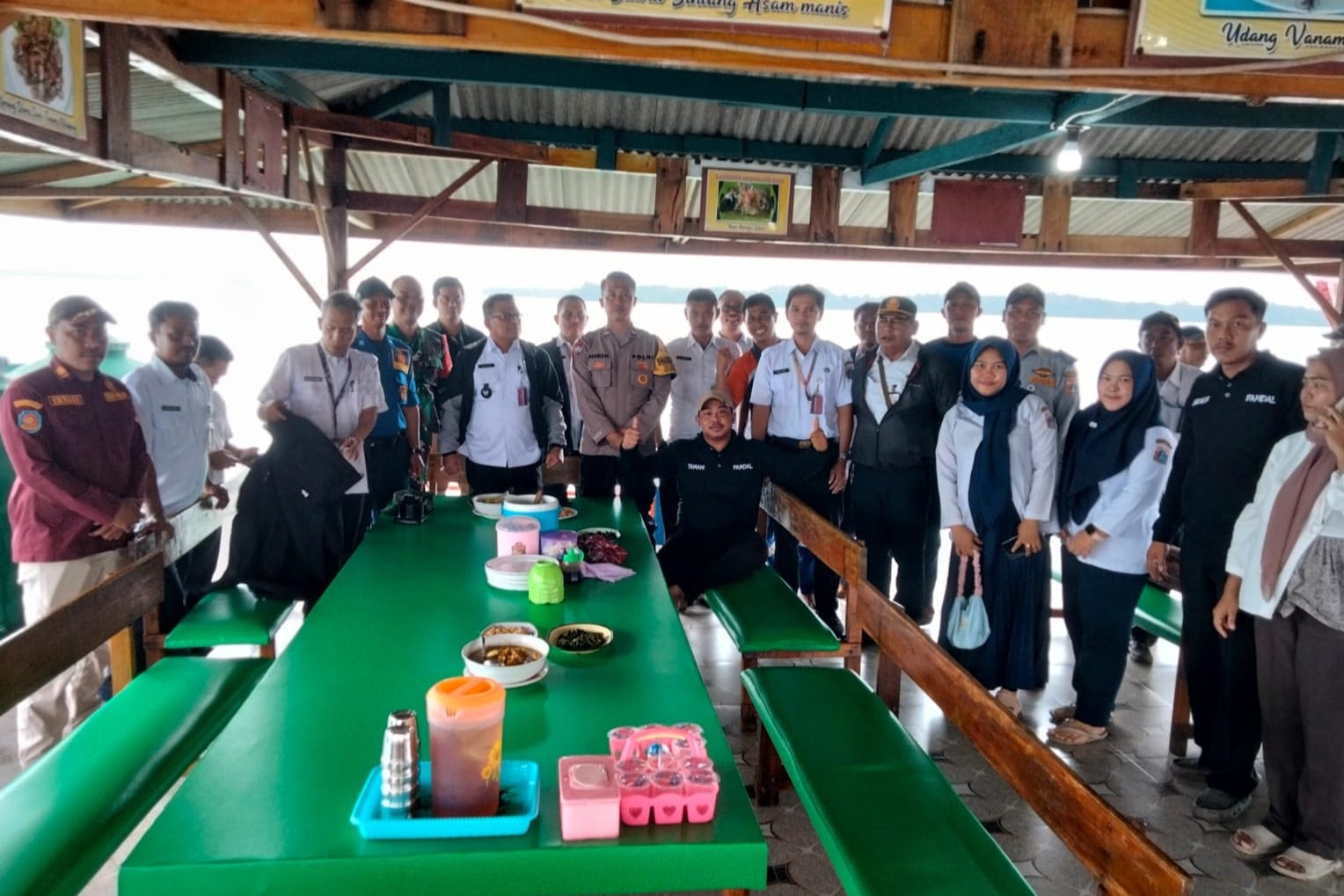 Menyambut bulan suci Ramadan, lintas sektoral di Pulau Kelapa menggelar acara munggahan di Warung Apung Ikan Bakar Pak Harun,