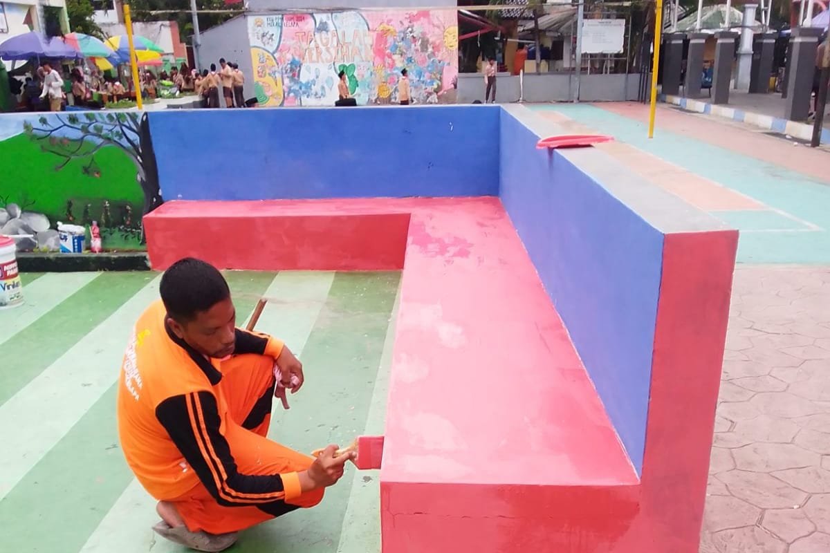 Plaza Kelurahan Pulau Kelapa kini tampil lebih menarik dengan hadirnya mural bertema ekosistem laut.