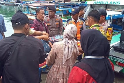 Kapal Dihantam Ombak Besar, Dua Penumpang Cedera