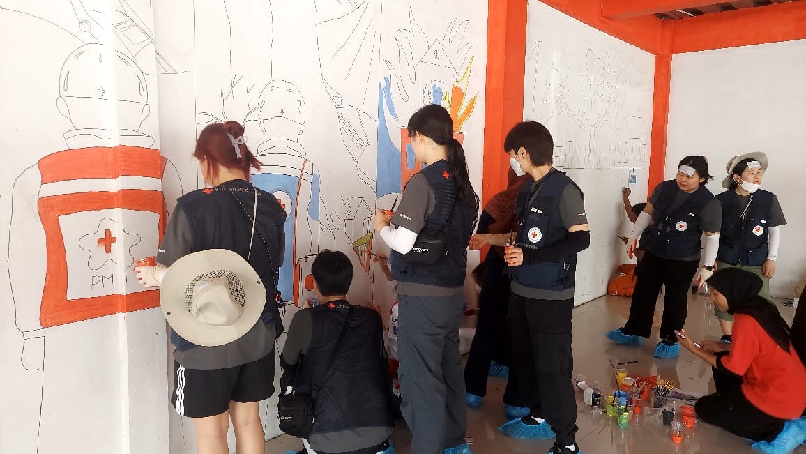 Relawan Palang Merah Korea (Korean Red Cross) melanjutkan kunjungannya di Kepulauan Seribu dengan mengunjungi Gedung Markas PMI Kepulauan Seribu pada Kamis (20/2/2024).