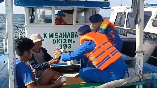 Satpolairud Polres Kepulauan Seribu Gelar Patroli Laut dan Aksi Sosial untuk Nelayan