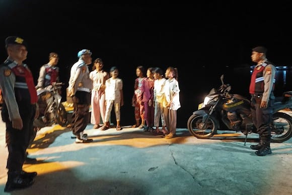 Polres Kepulauan Seribu, menggelar patroli malam guna mencegah perkelahian remaja di wilayah hukumnya, Sabtu (22/02/2025).