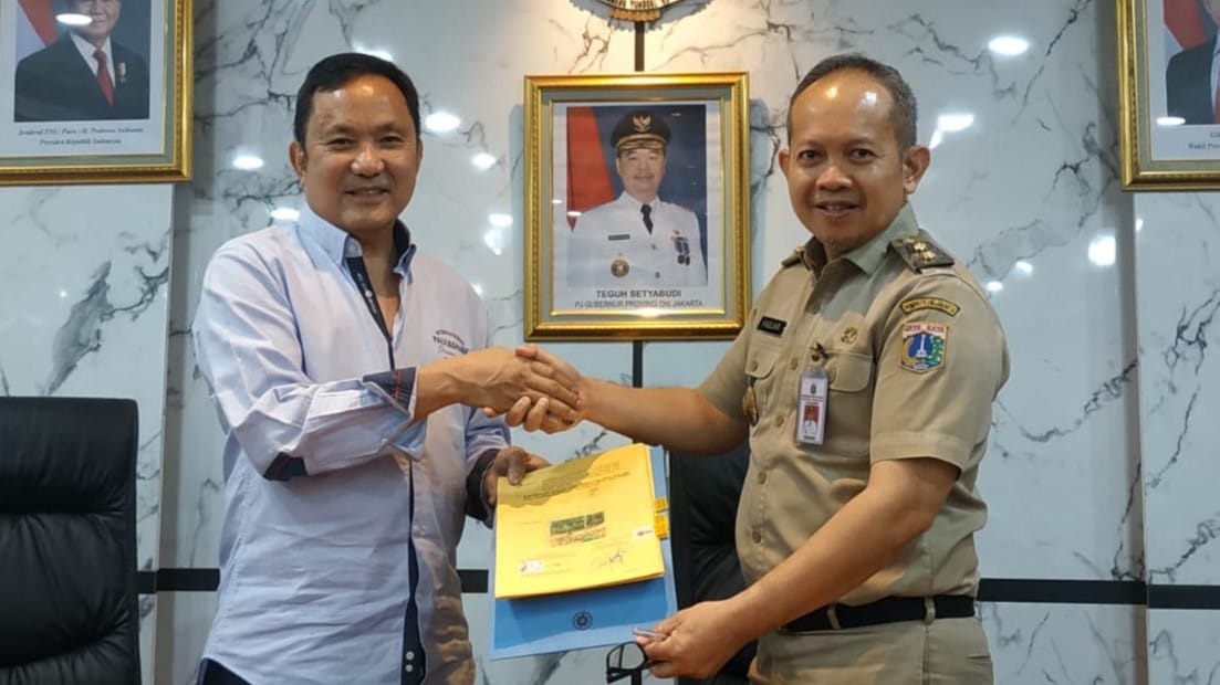 Plt Bupati Kepulauan Seribu, Muhammad Fadjar Churniawan, dan perwakilan PT Pulau Sepa Permai, Ronny Sukamto, menandatangani berkas serah terima dalam acara yang berlangsung di Gedung Mitra Praja, Jakarta, Selasa (18/02/2025).