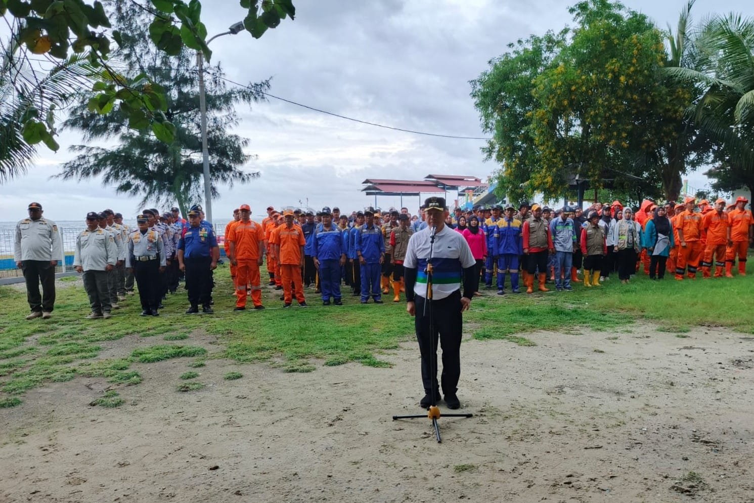 Apel Siaga Jakarta yang digelar secara hybrid dari RPTRA Amiterdam, Pulau Untung Jawa, Kepulauan Seribu Selatan, Minggu (23/02/2025).