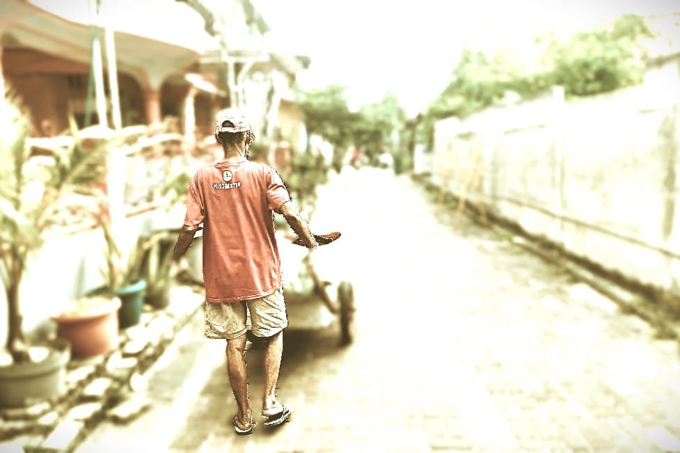 Wak Saat dan Gerobak Kecilnya.