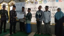 Plt Bupati Fadjar Churniawan serahkan bantuan Ramadan kepada masyarakat Pulau Lancang.