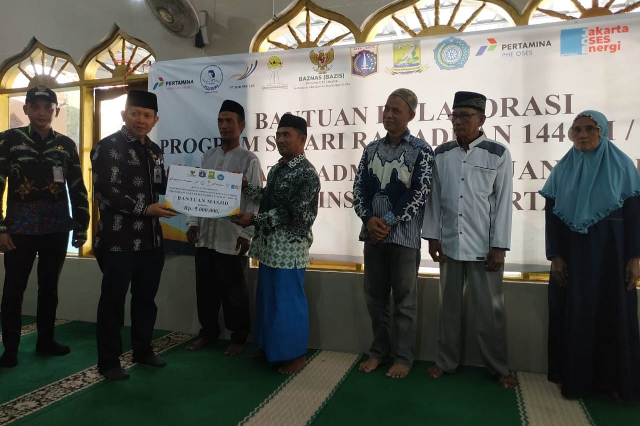 Plt Bupati Fadjar Churniawan serahkan bantuan Ramadan kepada masyarakat Pulau Lancang.