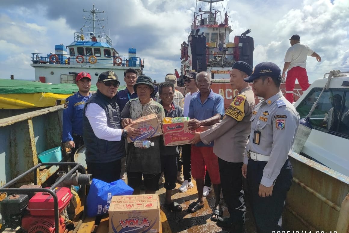 Kelurahan Pulau Kelapa Bantu Kebutuhan Logistik Korban Kapal Karam