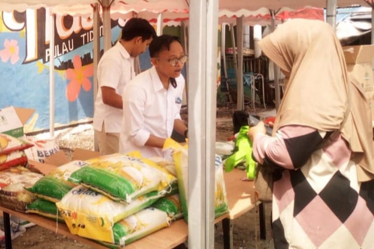 Antusiasme warga memuncak saat bazar pangan murah digelar di Pulau Tidung, Kepulauan Seribu Selatan, Kamis (20/3/2025).