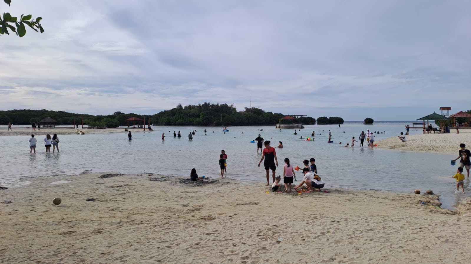 📷 Wisatawan Pulau Pari di Libur Lebaran 2025
