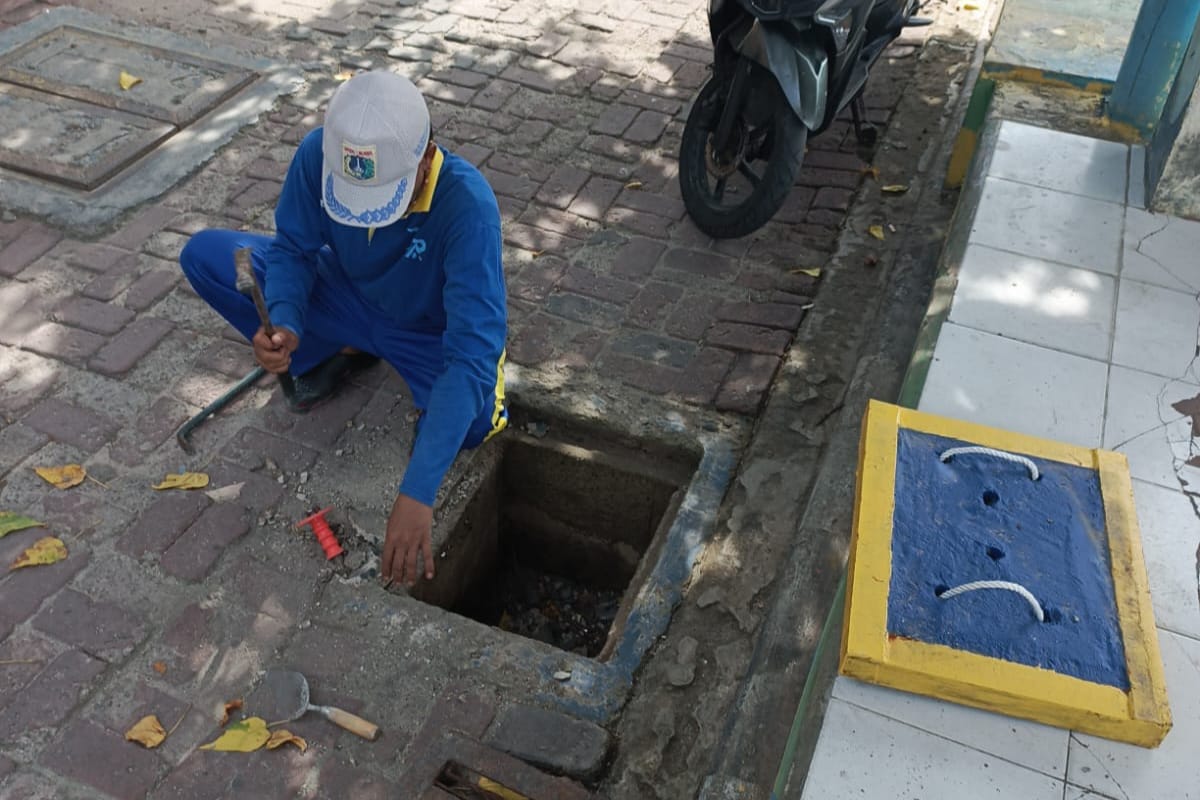 Suku Dinas Sumber Daya Air (Sudin SDA) Kepulauan Seribu. Untuk mengatasi permasalahan ini, petugas melakukan perbaikan enam bak resapan yang selama ini tidak berfungsi dengan optimal.