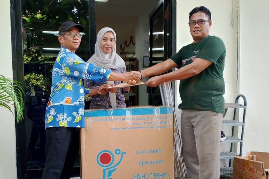 Unit Kerja Teknis (UKT) 1 Kabupaten Kepulauan Seribu mendistribusikan bantuan alat disabilitas kepada warga Pulau Untung Jawa, Kepulauan Seribu Selatan.