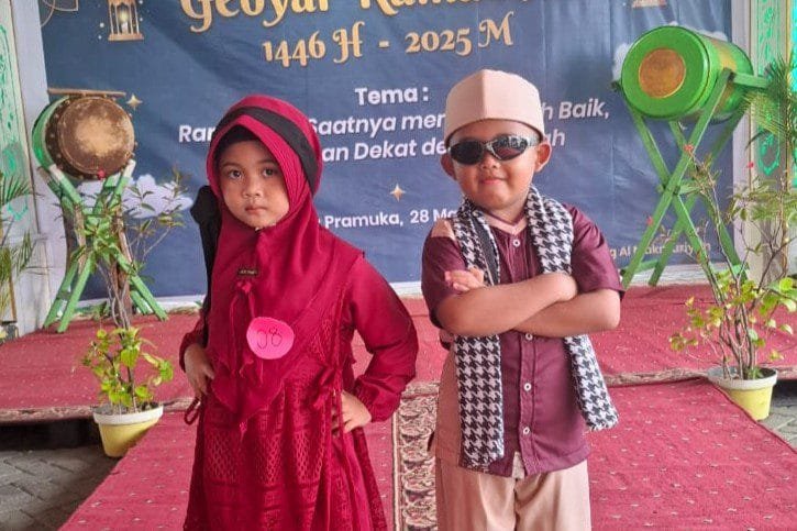 Fashion show busana muslim menjadi daya tarik utama dalam acara yang diprakarsai oleh Remaja Masjid Agung Al-Makmuriyah.