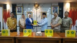 Penyerahan bantuan ini dilakukan langsung oleh Ketua DPC IWAPI Kepulauan Seribu, Siti Nurlailah S.Ag., kepada Plt Bupati Kepulauan Seribu, Muhammad Fadjar Churniawan, di Gedung Mitra Praja, Jakarta, Selasa (11/3).