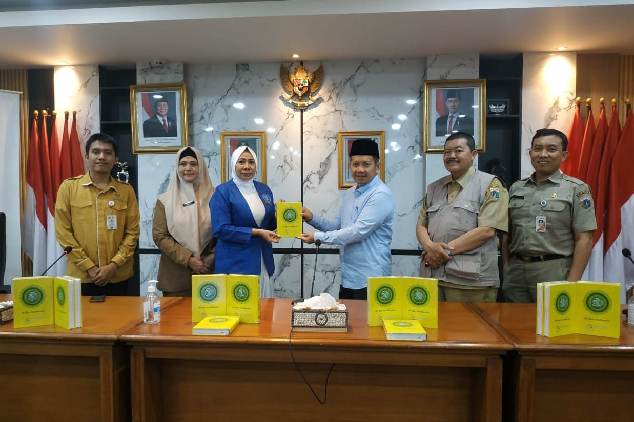 Penyerahan bantuan ini dilakukan langsung oleh Ketua DPC IWAPI Kepulauan Seribu, Siti Nurlailah S.Ag., kepada Plt Bupati Kepulauan Seribu, Muhammad Fadjar Churniawan, di Gedung Mitra Praja, Jakarta, Selasa (11/3).