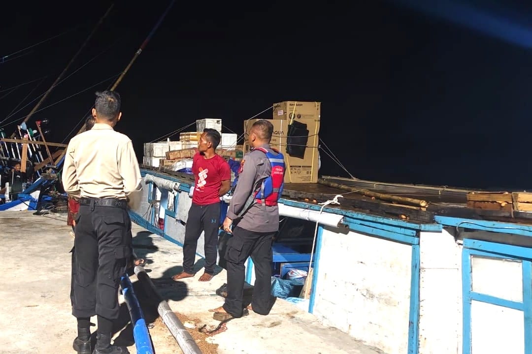 Petugas mengevakuasi KM. Subur Makmur di perairan Pulau Tikus, Kepulauan Seribu Selatan, akibat patahnya baut daun kemudi.