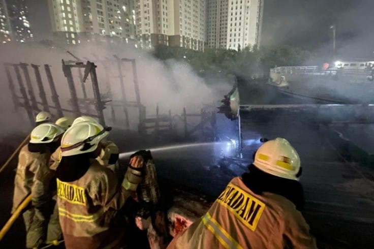 Dua Kapal Terbakar di Pelabuhan Sunda Kelapa, 80 Personel Gulkarmat Berhasil Padamkan Api