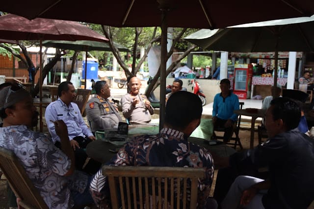 Kapolres Kepulauan Seribu, AKBP Ajie Lukman Hidayat, S.I.K., M.H., menggelar kegiatan Jumat Curhat di Pulau Pramuka, Kepulauan Seribu Utara, Jumat (14/3).