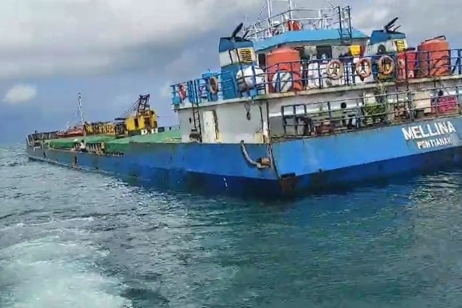 kapal kargo bernama KM Mellina mengalami karam di perairan Pulau Dua, Kepulauan Seribu Utara, pada Jumat (14/3). (Dok. Sobir Tamami)